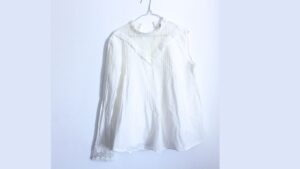 Read more about the article Upcycling – Remodeling a shirt with lace